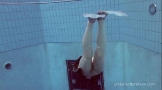 Amateur Vids Roxalana Chech in scuba diving in the pool UpdateTube