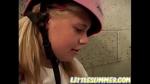 Little summer loves fingering pussies in public - 1
